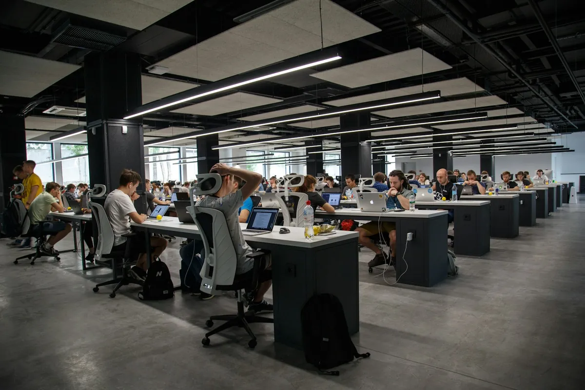 Oficina abierta con decenas de puestos de trabajo ocupados